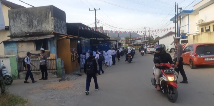 Tidak Gunakan Helm, Kasat Lantas Polres Gowa Tegur Para Pengantar Anak Sekolah