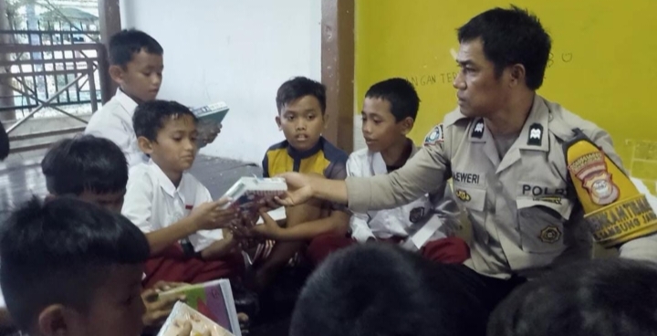 Personel Bhabinkamtibmas Polsek Mamajang Polrestabes Makassar Aiptu Paleweri “mencerdaskan anak bangsa adalah bentuk kepedulian.