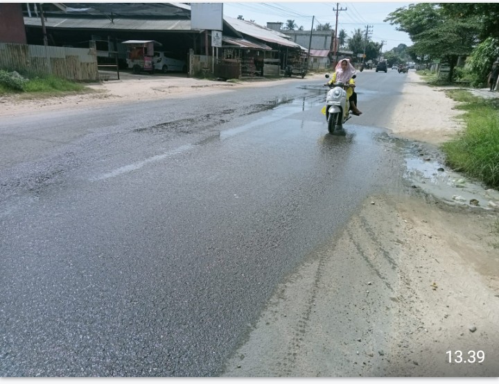 Limbah Meluap Sampai ke Jalan Umum Diduga Sangat Mengganggu Pengguna Jalan dan Warga Sekitar 