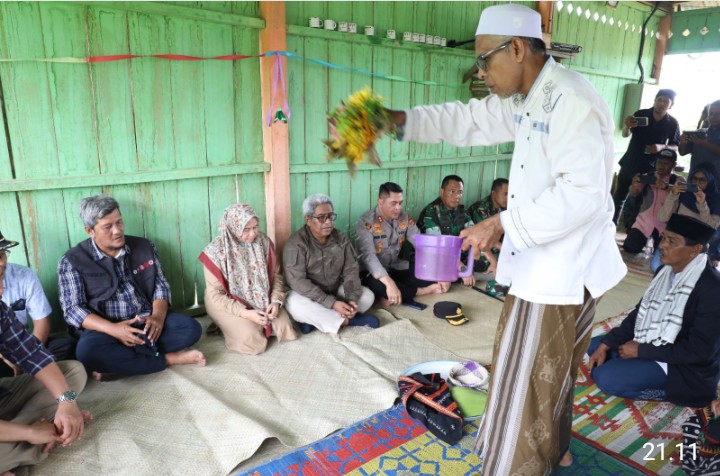 Bersama Forkopimda Menjemput Data Stunting Hingga ke Dusun Sarah Raja. 