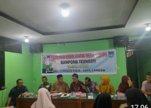    Keizalinnews.com.Langsa I Aceh,- Kepala UPTD Puskesmas Langsa Kota Vivi Handayani,SKM,M,Kes,Pemateri Rembuk Stunting yang di Gelar di Aula serba guna Kantor Geuchik Gampong Teungoh, Langsa Kota,Kota Langsa,Aceh.Kamis (24/8/23).  Vivi Handayani, SKM, M.Kes, kepala UPTD. Puskesmas Langsa Kota, dalam arahannya mengatakan, “pada kasus Stunting ini agar para ibu – ibu membawa anak ke posyandu untuk kami bisa memantau tumbuh kembangnya anak, karena nanti anak tersebut bisa diketahui ada mengindap stunting apa tidak, dan dapat diketahui juga dari berat badan dengan usianya berbeda kondisinya,” tuturnya.  lanjutnya,dari 5 kasus stunting yang ada di gampong teungoh, 4 anak sudah terlihat sehat gizinya, dan 1 gizi buruk. Untuk itu, jadi ibu – ibu jangan takut membawa anaknya ke posyandu karena adanya isu disuntik, karna enggak mesti disuntik untuk memantau tumbuh kembang anak dan perlu diketahui disana ada tenaga kesehatan, begitu juga kami di puskesmas ada menganggarkan untuk diberi PMT bagi anak stunting selama 90 hari dengan mendapat asupan makanan tambahan 1 hari makanan utuh serta berikutnya diberikan makanan penunjang, seperti: puding, dll. Jangan terpancing dengan berita hoax, dan semua asupan itu harus sampai kepada balita yang berisiko gizi buruk, bukan saja anak stunting tetapi kami juga memberikan kepada 90 anak bergizi buruk yang ada diwilayah Langsa kota,”Himbaunya.  Yang sudah masuk ke data kami dan sudah di perioritaskan. Atas data yang kami terima di 10 desa yang berada dilangsa kota ini sudah di masukan ke anggaran tahun 2023. Untuk pengadaan alat ukur dapat di usulkan ke dinkes dan pihak desa bisa juga menganggarkan untuk alat kesehatan ini, agar sehat tumbuh kembangnya anak dalam penanganan stunting dapat teratasi, imbuhnya.  Yusrizal, ST, plt. Camat langsa kota dalam sambutannya menyampaikan, Dengan adanya acara rembuk stunting ini nantinya, agar dapat menghilangkan kasus stunting didesa yang ada dilingkungan wilayah camat langsa kota. Dimana saat ini di gampong Teungoh ada 5 kasus stunting, dan harus dipikirkan secara serius jangan bertambah lagi dan sudah dikeluarkan surat kepada tim pemberantasan stunting digampong teungoh, agar dapat bekerja semestinya,”sebutnya.  Begitu Juga untuk penerapan stunting di gampong dapat di singkronkan dengan puskesmas untuk pendataannya. Jadi perlu diketahui, saat ini ada data yang di ambil dari kader plkb , dan sangat berbeda dengan kader posyandu, kenapa ini bisa terjadi, serta perlu saya tegaskan ini perlu perhatian khusus dari desa. Dan nanti akan kita anggarkan pada anggaran perubahan atau ditahun 2024, ini datanya harus akurat agar bisa diketahui berapa yang harus di anggarkan untuk tiap satu anak, agar kasus ini bisa hilang dan pihak geuchik perlu memberi pemahaman apa itu stunting, dan apa bahayanya. Jangan seperti pepatah aceh, “ureungng Paneuk itu careng, karena ule toeb ngen prut (orang pendek itu pandai karna kepala dekat dengan perut), dapat disimpulkan dengan masalah stunting saat ini sudah berbanding, maka anak – anak itu harus sehat badan dan dengan sehat pasti cerdas, jadi ini harus kita lakukan dengan moto: men sana insano (dalam tubuh sehat terdapat jiwa yang kuat), Pungkasnya.  Dipenghujung acara diisi dengan Penandatanganan komitmen oleh unsur forkopimcam yang berhadir pada acara tersebut, serta dibarengi dengan sesi Foto bersama.  Turut hadir: Geuchik, camat langsa kota, imum mukim, Ketua tuha peut, kepala bappeda yang diwakilkan, pendamping desa/ kecamatan, penyuluh kb kota langsa, Danramil, kapolsek yang diwakilkan, perwakilan kemenag langsa yang diwakili Kepala KUA, Babinsa dan babinkantibmas, para kader, kepala Bunda PAUD gampong Teungoh.   (Medy SP)