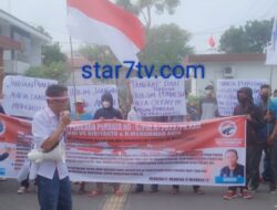 Massa Aksi DPD IWO Indonesia OKI Demo Di Pengadilan Negeri Kayuagung, Ini Tuntutannya