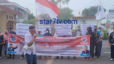 Massa Aksi DPD IWO Indonesia OKI Demo Di Pengadilan Negeri Kayuagung, Ini Tuntutannya
