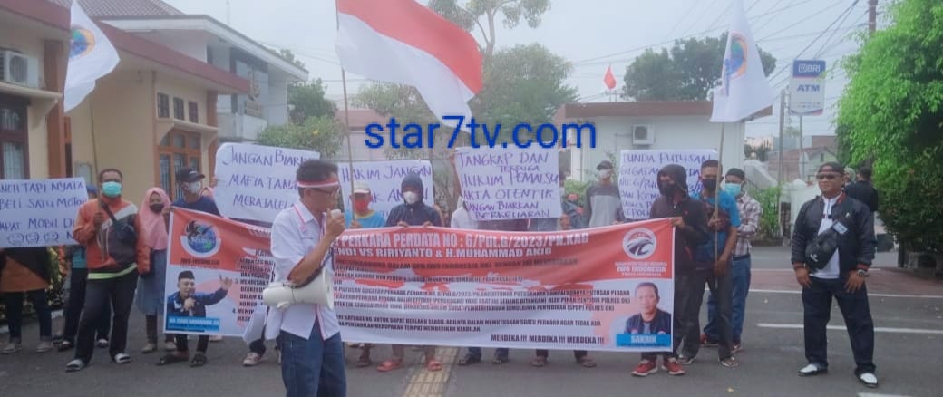 Massa Aksi DPD IWO Indonesia OKI Demo Di Pengadilan Negeri Kayuagung, Ini Tuntutannya