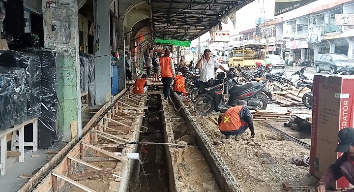 Penataan Bangunan dan Lingkungan Kota Bengkayang 50% Pengerjaan.