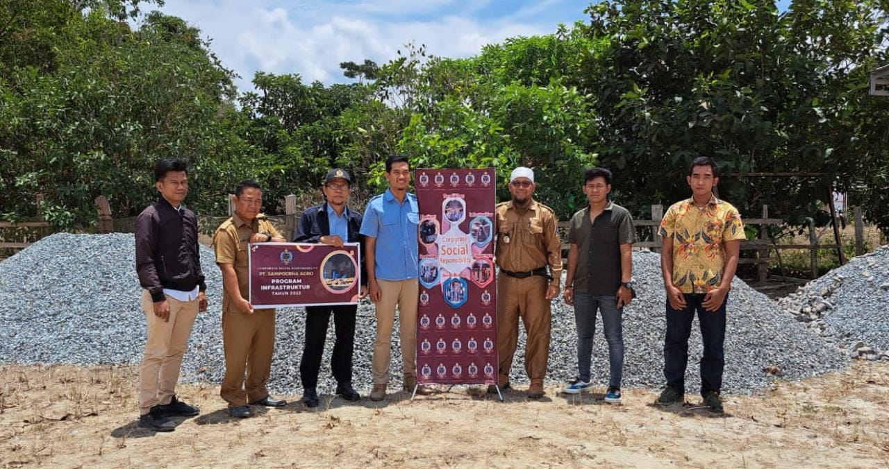 PT. Sampoerna Agro Tbk Support Batu Koral Untuk Perbaikan Jalan Di Kecamatan Cengal