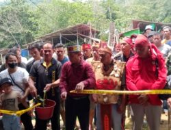 Garis Polis Line Dirumah Ahkian Resmi di Potong Oleh Ketua DAD Bengkayang.