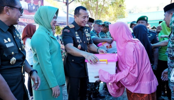 Safari Jumat di Masjid Quba Haji Rangka Parangloe, Pangdam XIV/Hsn Berikan Bansos Kepada Warga Terdampak Cuaca Kering dan Bantuan Kepada Pengurus Masjid*