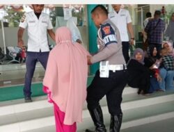 Aksi Simpatik Anggota Satlantas Polres Aceh Timur Bantu Antarkan Warga ke Rumah Sakit