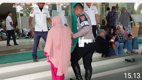 Aksi Simpatik Anggota Satlantas Polres Aceh Timur Bantu Antarkan Warga ke Rumah Sakit