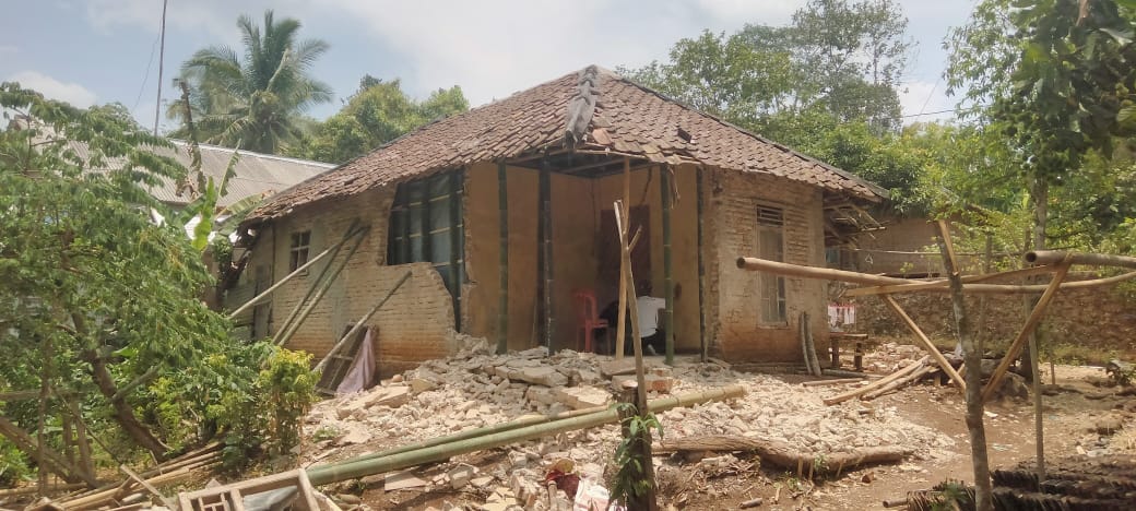 Akibat Gempa Bumi Bangunan Rumah Warga Kampung Marga Mulyo Roboh