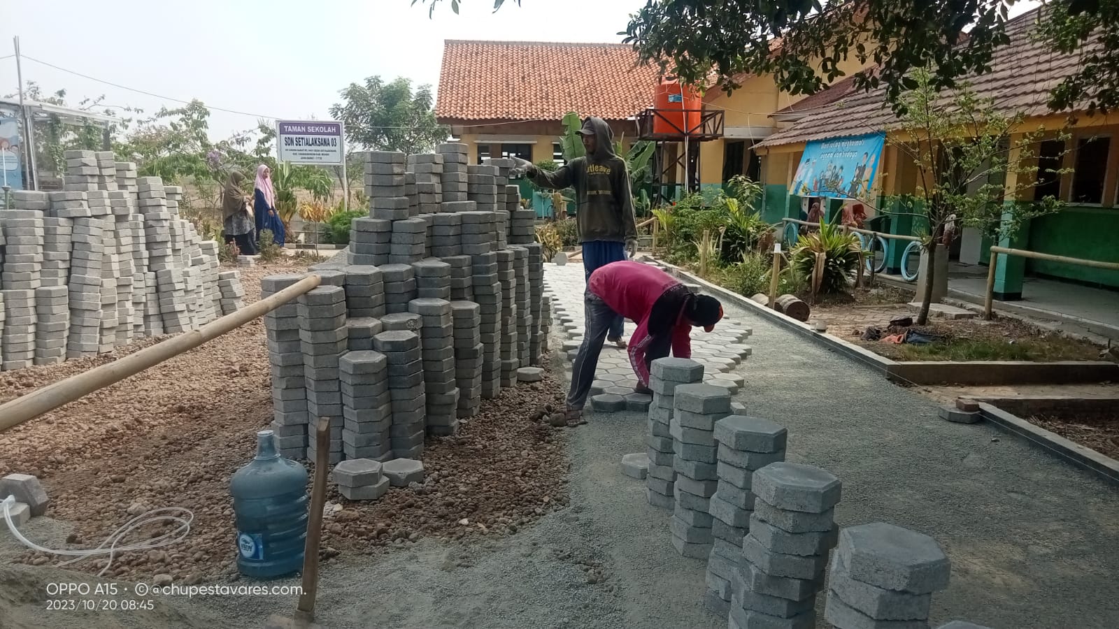 Proyek Paving Blok Halaman SDN Setialaksana 03,Di Komplain Warga.