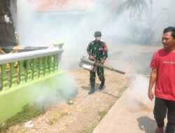 Babinsa Desa Sukabakti Melakukan Pendampingan Kegiatan Fogging Pencegahan DBD