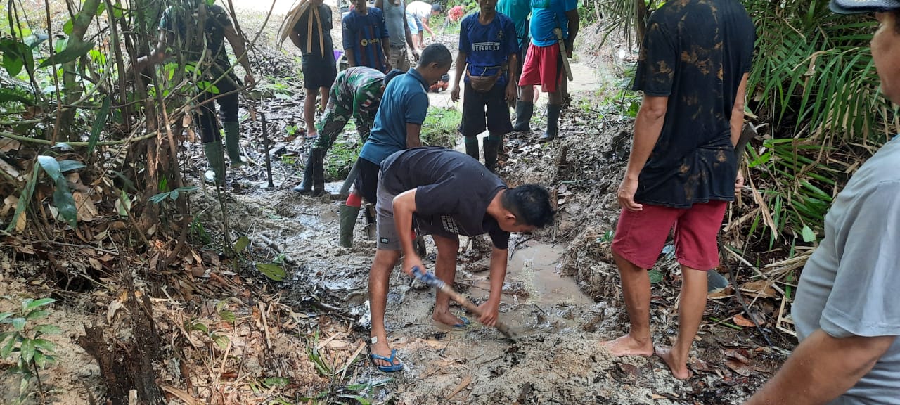 Satgas Pamtas RI-MLY Yonarmed 16/TK Bersama Warga Semunying Melaksanakan Gotong Royong Normalisasi Sumber Mata Air.