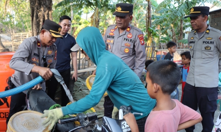 Sambut HUT Humas Polri Ke-72,Polres Jeneponto Baksos Salurkan Air Bersih.