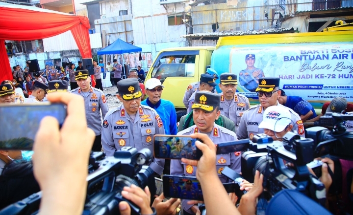 Hari Jadi Ke-72 Humas Polri Dirayakan Dengan Berbagi Air Bersih