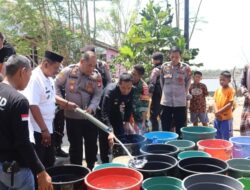 Maknai Hari Jadi Humas Polri Ke-72, Polres Takalar Bantu Warga Air Bersih