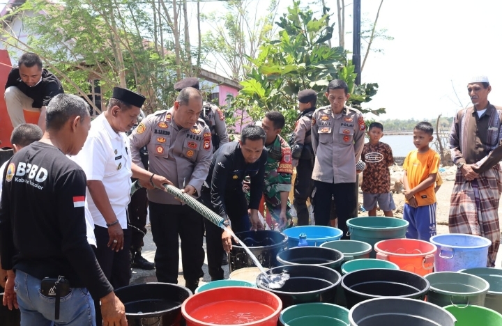 Maknai Hari Jadi Humas Polri Ke-72, Polres Takalar Bantu Warga Air Bersih