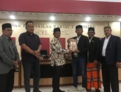 Pj Bupati Aceh Timur Ir. Mahyuddin, M. Si Menghadiri Rapat Paripurna I dengan Agenda Penyampaian/ Penyerahan Rancangan Perubahan Anggaran Pendapat dan Belanja Kabupaten (APBK) Aceh Timur