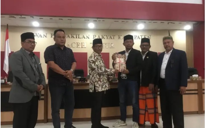 Pj Bupati Aceh Timur Ir. Mahyuddin, M. Si Menghadiri Rapat Paripurna I dengan Agenda Penyampaian/ Penyerahan Rancangan Perubahan Anggaran Pendapat dan Belanja Kabupaten (APBK) Aceh Timur