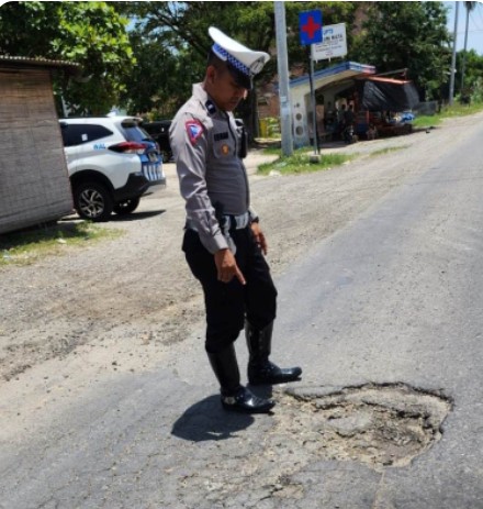 Jalan Berlubang, Satlantas Polres Aceh Timur Imbau Pengendara Berhati-hati