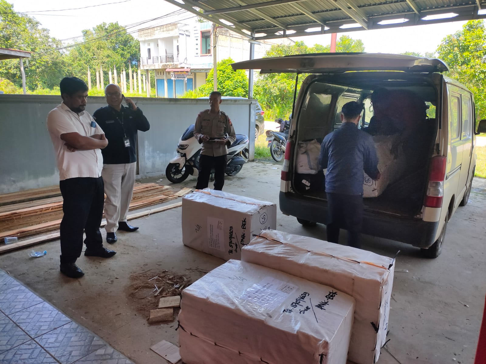 Polres Bengkayang Lakukan Pengamanan Kedatangan Logistik Pemilu 2024