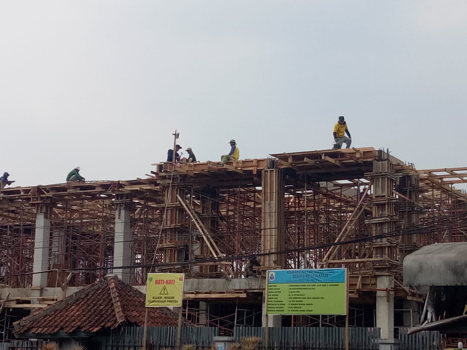 Pelaksanan Proyek Renovasi Rumah Sakit Kontraktor Tak Patuhi Aturan K3 Untuk Pekerjanya