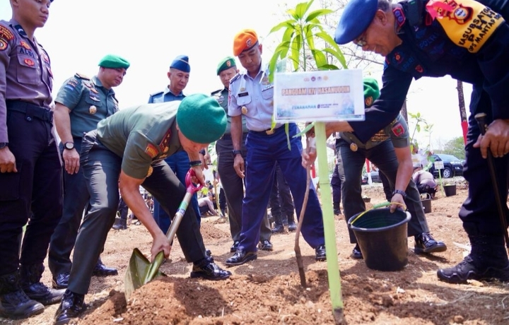 Penanaman Secara Serentak 10 Juta Pohon Bersama Polri, Pangdam XIV/Hsn Ajak Masyarakat Ikut Berkontribusi Hijaukan Sulsel