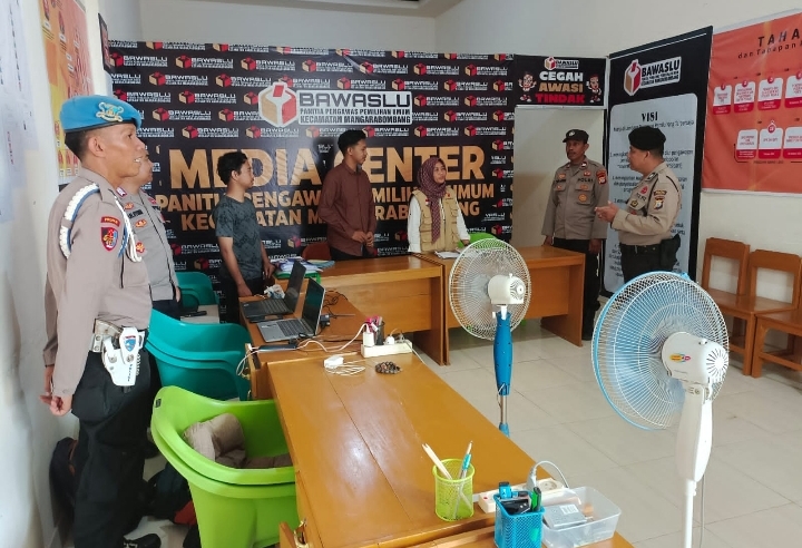 Polsek Marbo Polres Takalar Patroli ke Kantor PPK dan Panwaslu Dalam Rangka Harkamtibmas Jelang Pemilu 2024