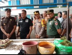 Kapoksahli Mewakili Pangdam XIV/Hsn Bersama Forkopimda Sulsel Datangi Pasar Tradisional Laksanakan Operasi Pasar