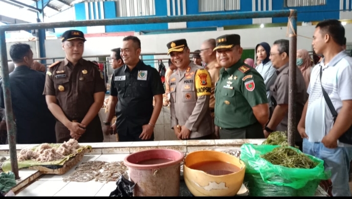 Kapoksahli Mewakili Pangdam XIV/Hsn Bersama Forkopimda Sulsel Datangi Pasar Tradisional Laksanakan Operasi Pasar