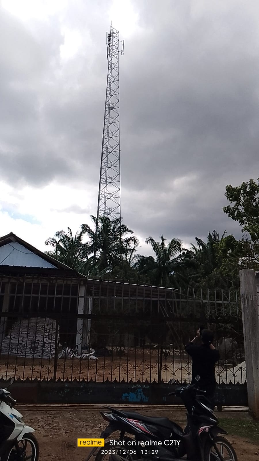 Di duga belum kantongi ijin Tower BTS Indosat telah berdiri dan beroperasi 