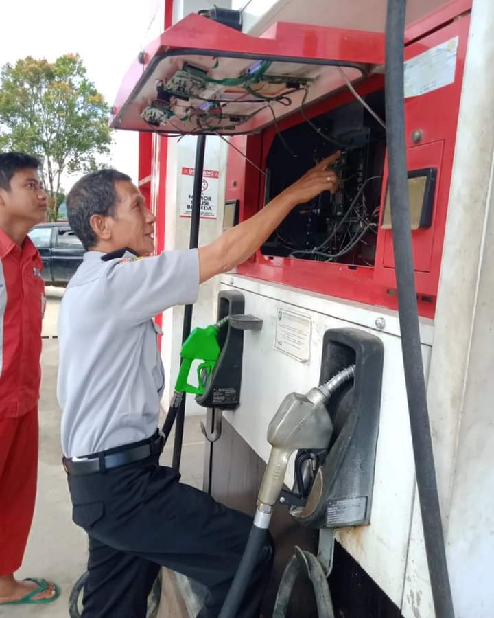 Jelang Nataru Tiba Metrologi Legal Disperindag Bengkayang Lakukan Pengawasan UTTP SPBU di Kabupaten Bengkayang. 