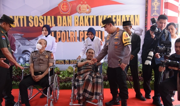 Kapolri dan Panglima TNI Berikan Bantuan Kesehatan Gratis di Maluku