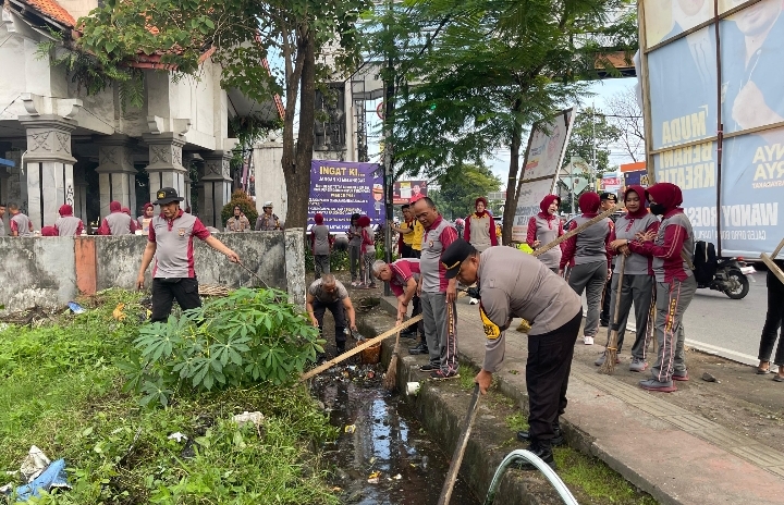 Kapolres Gowa Pimpin Manajemen Kebersihan Dalam Rangka Menyambut Natal dan Tahun Baru