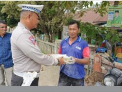 Jumat Berkah, Satlantas Polres Aceh Timur Berbagi Nasi Kotak Kepada Pengguna Jalan