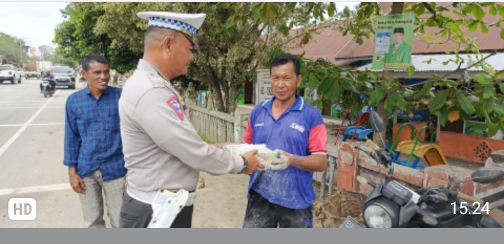 Jumat Berkah, Satlantas Polres Aceh Timur Berbagi Nasi Kotak Kepada Pengguna Jalan