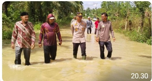 Kapolsek Ranto Peureulak Turun Langsung Pantau Daerah Rawan Banjir