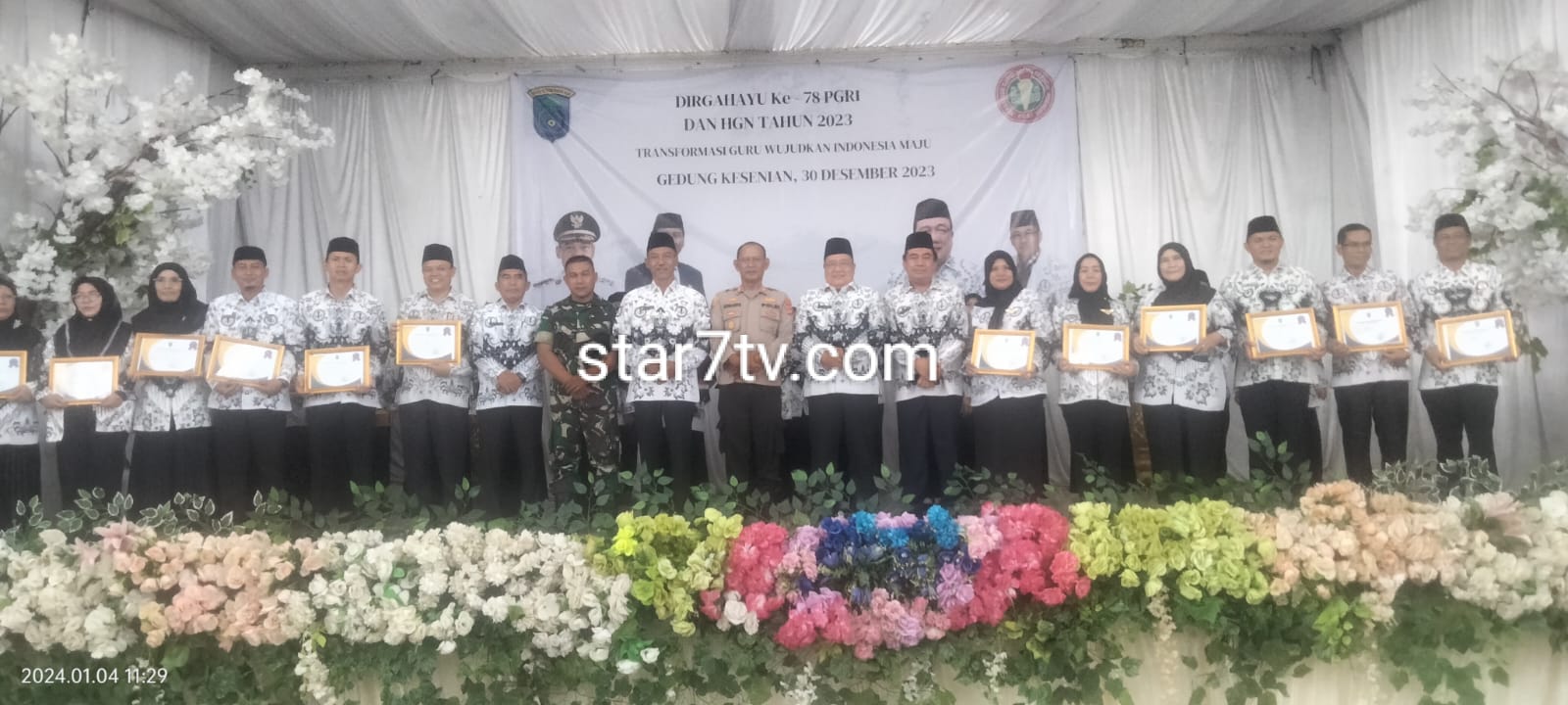 Transformasi Guru Mewujudkan Indonesia Maju” HUT PGRI Ke-78 SMPN 1 Kayuagung Meraih Penghargaan Kategori Kepala Sekolah Kreatif