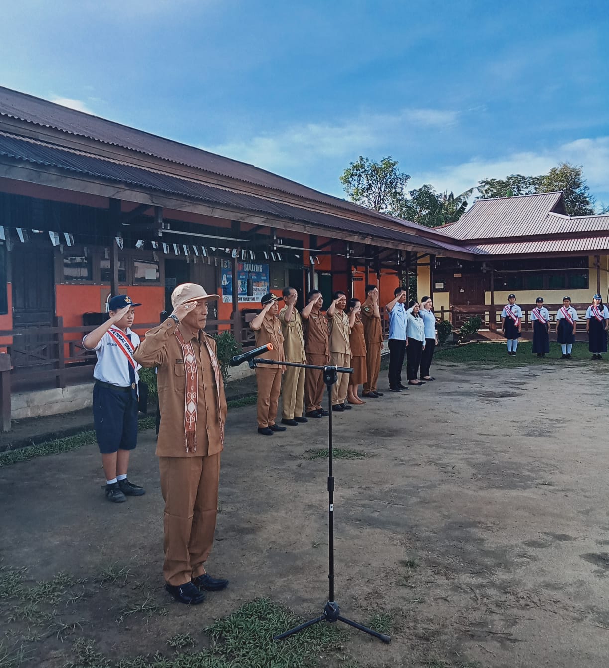 Kadisdik Bengkayang Pimpin Apel Pagi Di SMP Negeri 1 Capkala