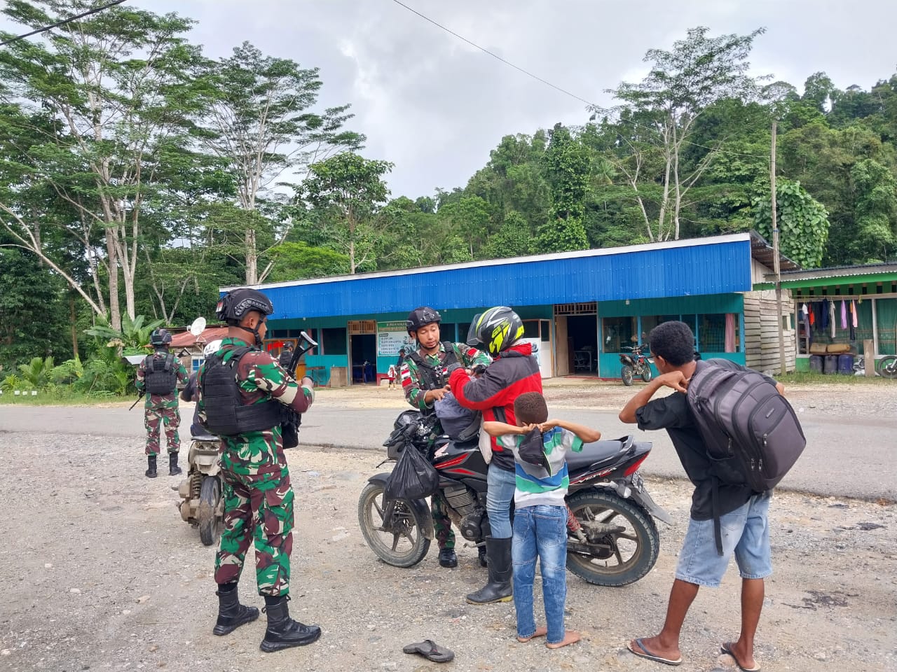 Cegah penyusupan dan penyeludupan Satgas Yonif 122/TS Gelar Pemeriksaan Disepanjang Jalan Trans Jayapura-Wamena