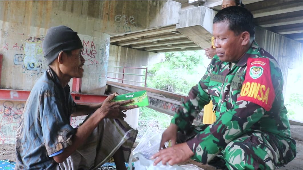 Kepedulian Serka Arisman Babinsa Koramil 0602-01/Kota Serang Kepada Warga Terlantar