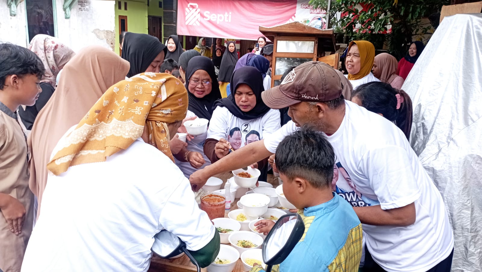 Brilian : Bagikan Ribuan Porsi Bakso, Kaos, dan Kalender untuk Meningkatkan Partisipasi Pemilih Kabupaten Bekasi