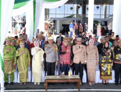 Kapolda Kalbar Beserta Ketua Bhayangkari Daerah Kalbar Menghadiri Upacara Bendera Peringatan HUT Ke-67 Pemerintah Provinsi Kalbar