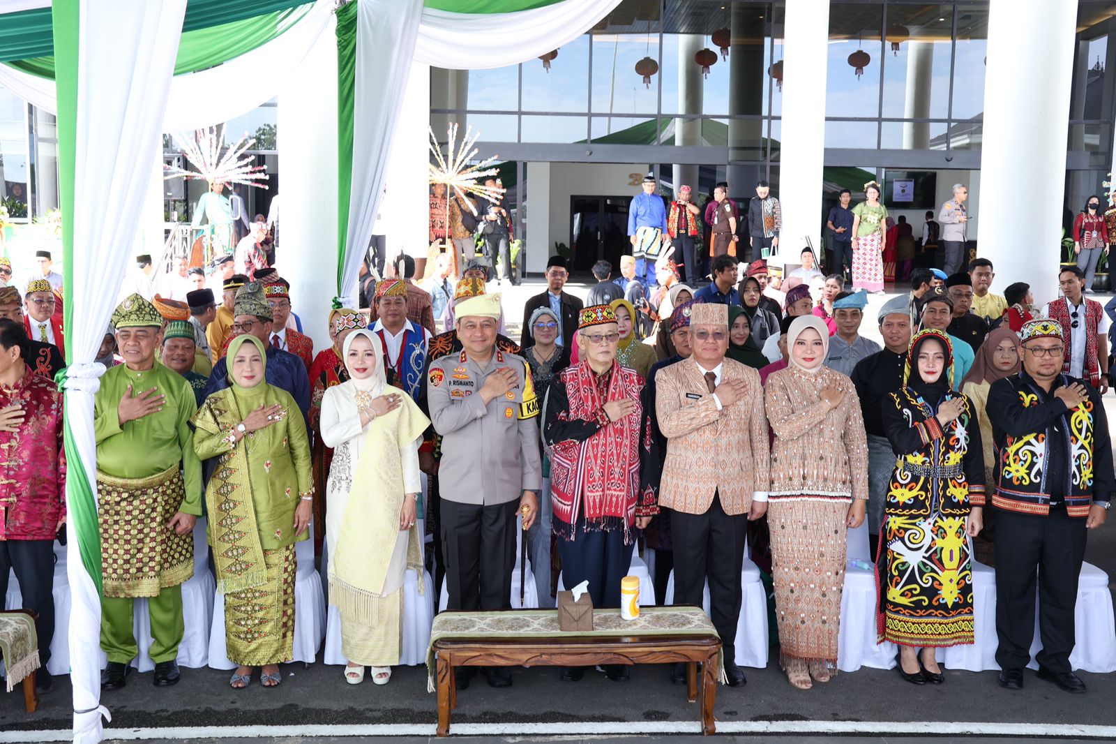 Kapolda Kalbar Beserta Ketua Bhayangkari Daerah Kalbar Menghadiri Upacara Bendera Peringatan HUT Ke-67 Pemerintah Provinsi Kalbar