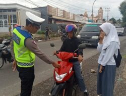 Dengan Humanis, Personel Sat Lantas Polres Takalar Tegur Pelajar Langgar Peraturan Lalu Lintas