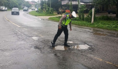 Jalan Berlubang, Satlantas Polres Aceh Timur Kembali Imbau Pengguna Jalan untuk Berhati-hati