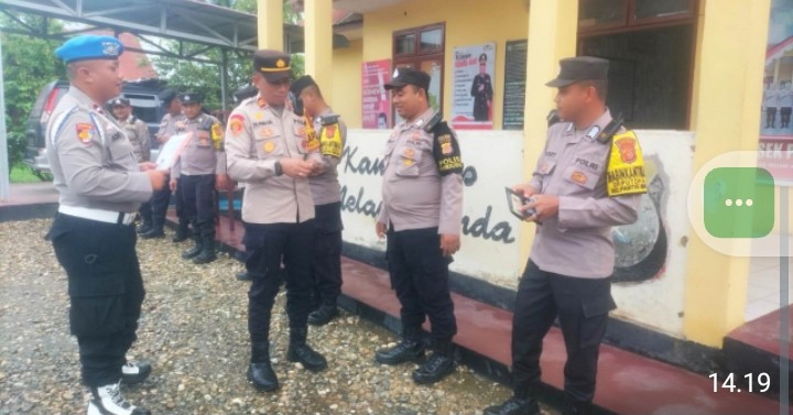 Usai Apel Pagi, Kapolsek Pantee Bidari Polres Aceh Timur Lakukan Pemeriksaan Sikap Tampang Aggotanya