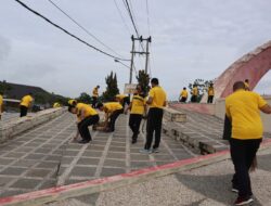 Peduli Lingkungan, Polres Way Kanan Ikut Merawat Fasilitas Umum