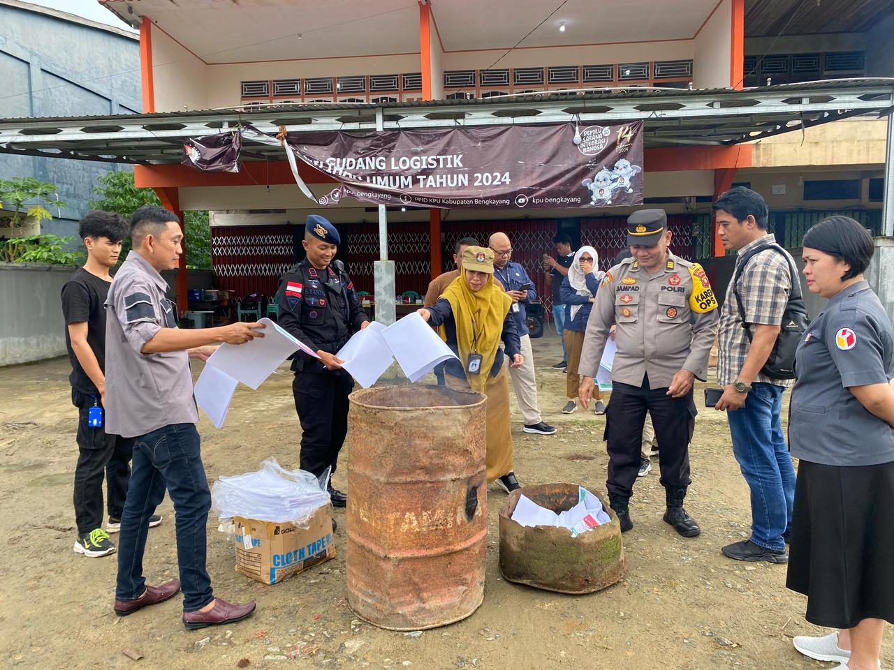 KPU Bengkayang Musnahkan Lebihan Surat Suara.